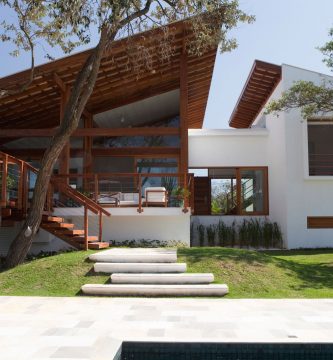Hermosa fachada de casa de campo moderna