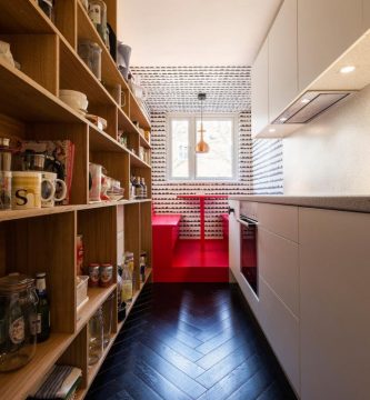 Moderna cocina con diseño de estantes en madera