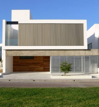 Fachada principal de la moderna casa