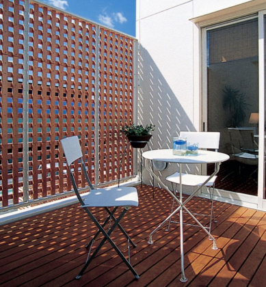 Diseño de moderna casa de dos pisos con estructura compacta, patio