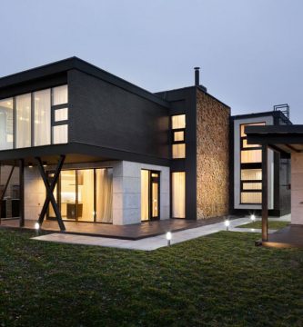 Moderna casa de dos pisos