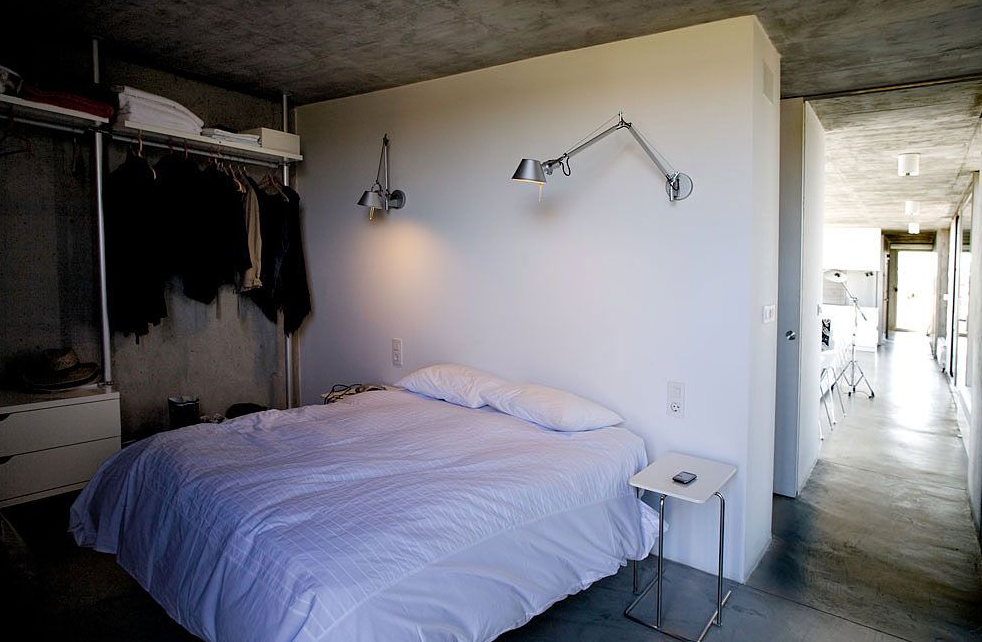 Diseño de dormitorio con muros de concreto