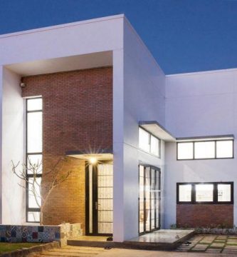Hermosa casa de pisos con combinacion de materiales