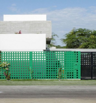 Hermosa fachada con diversos materiales de casa de ciudad